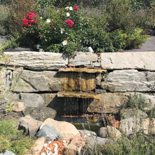Fontaine et aménagement extérieur de jardin en pierre