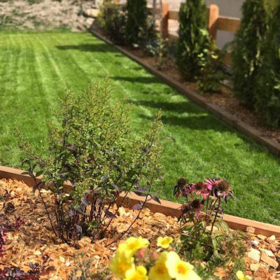 Jardin à Serre-Chevalier, pose de pelouse et bordures végétales réalisées par nos jardiniers paysagistes