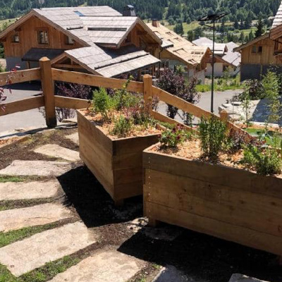 Bacs de végétations en bois et barrière en bois mise en place par Concept jardin, création de jardins de montagne