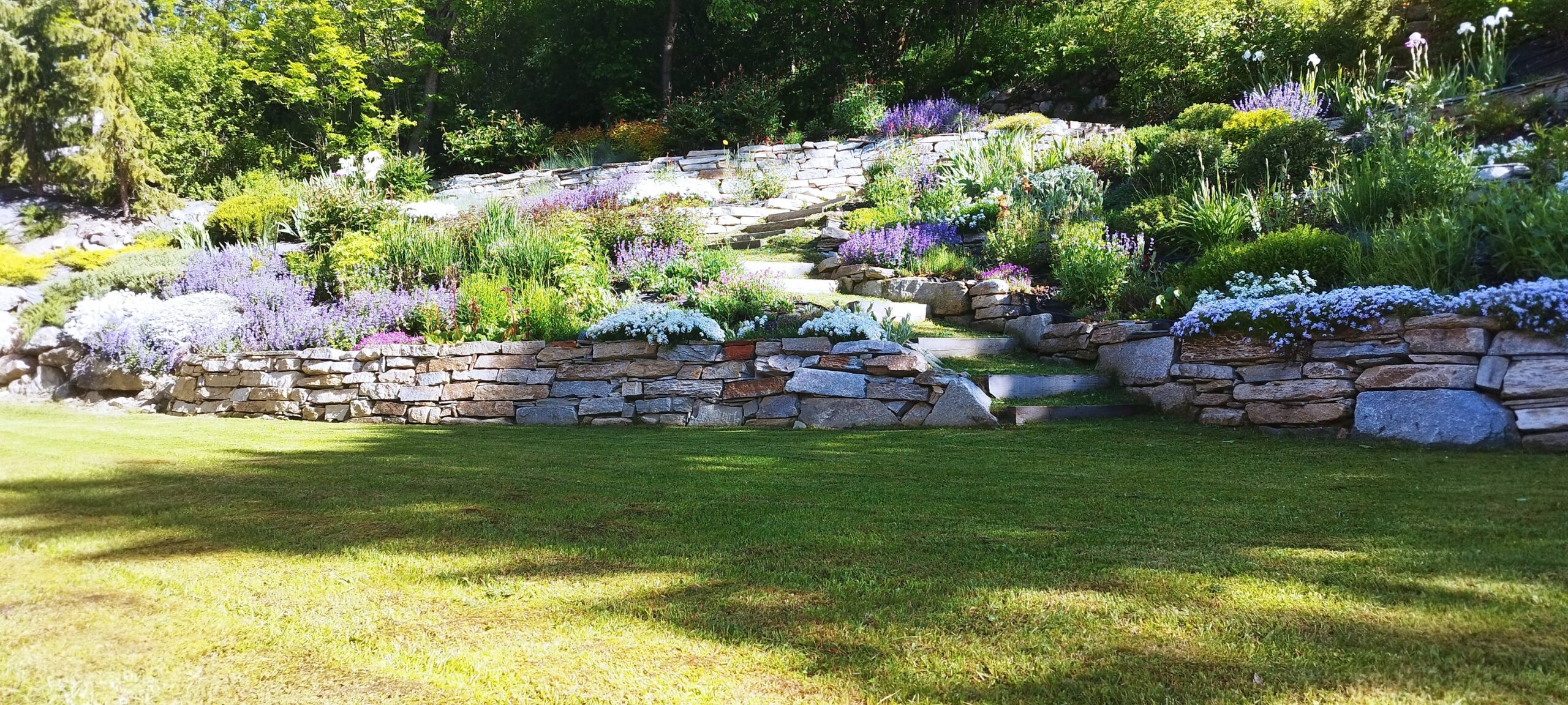 2. Aménagement extérieur d’un jardin de chalet de montagne réalisé par des jardiniers paysagistes