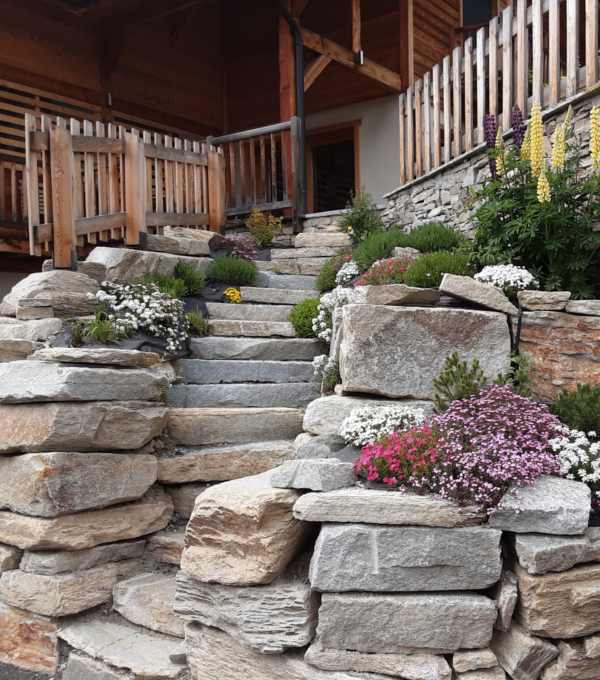 1. Massif de végétaux et fleurs de montagne mis en œuvre par les jardiniers paysagistes de Concept Jardin