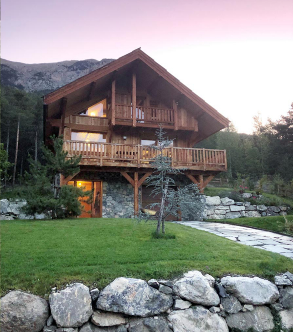 jardin-pelouse-01 Massif de fleurs sur grosses pierres dans un jardin des Hautes-Alpes, réalisation Concept Jardin
