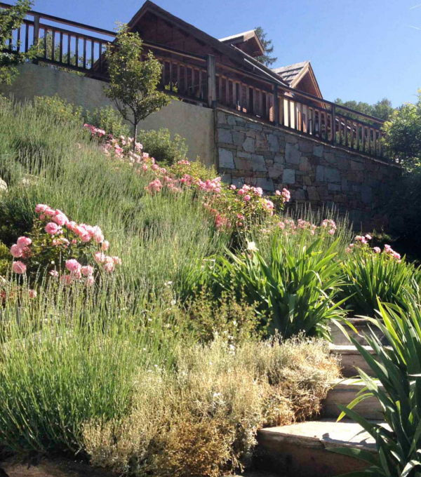 -massif-escalier-bois-01 1. Massif de végétaux et fleurs de montagne mis en œuvre par les jardiniers paysagistes de Concept Jardin
