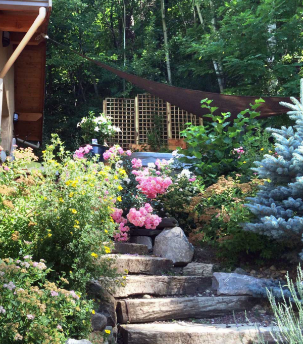 massif-escalier-bois-02 1. Massif de végétaux et fleurs de montagne mis en œuvre par les jardiniers paysagistes de Concept Jardin