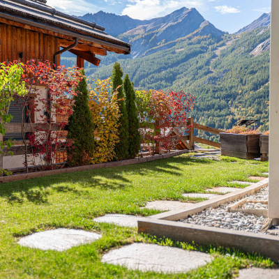 Bacs de végétations en bois et barrière en bois mise en place par Concept jardin, création de jardins de montagne