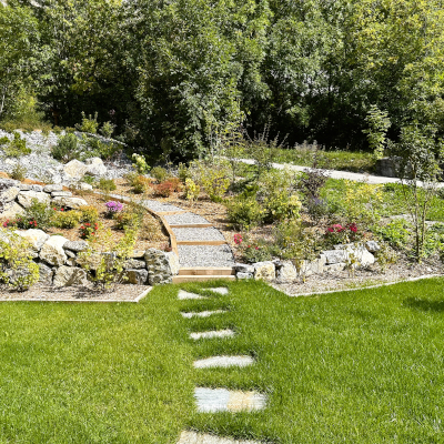 1.	Massif de végétaux et fleurs de montagne mis en œuvre par les jardiniers paysagistes de Concept Jardin