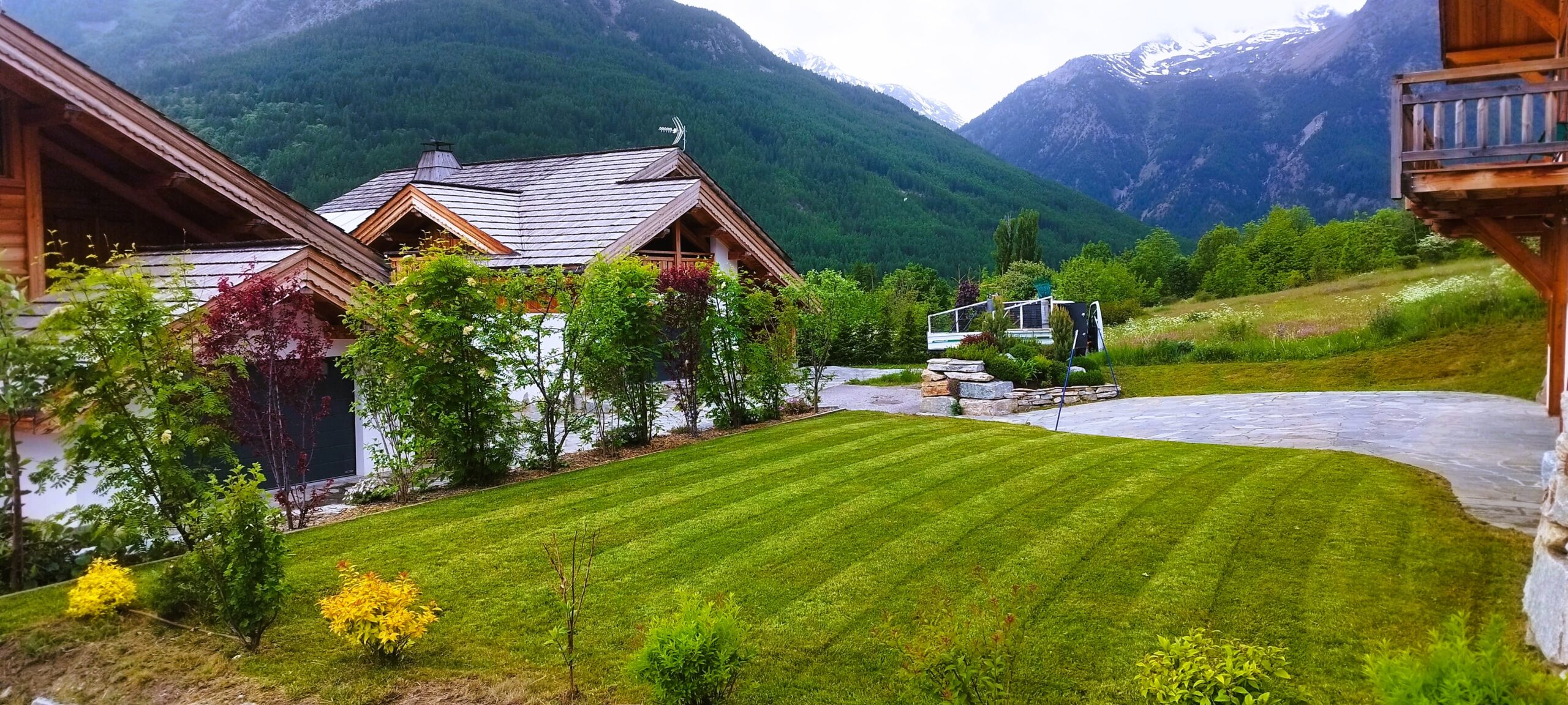 Un beau jardin bien entretenu avant un chalet de Serre-Chevalier