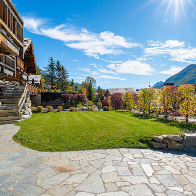 Aménagement extérieur d'un escalier en pierre agrémenté de fleur de montagne, conception et aménagement paysager par Concept jardin