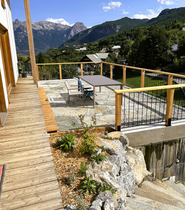 Jolie terrasse de chalet en pierre et bois