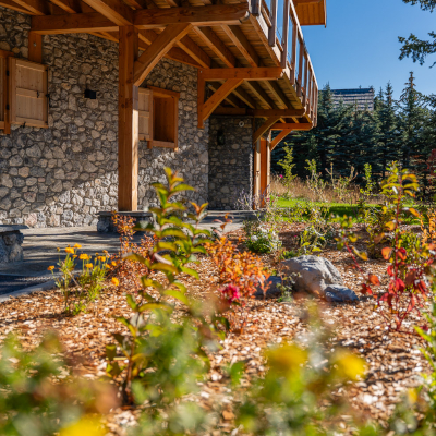 Chalet de montagne dont l'aménagement extérieur a été conçu par Concept jardin, le spécialiste du jardin de montagne et d'altitude