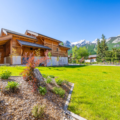 Jardin à Serre-Chevalier, pose de pelouse et bordures végétales réalisées par nos jardiniers paysagistes