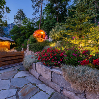 Vue des sommets du briançonnais depuis un jardin d'altitude dont l'entretien des espaces verts a été confié à un paysagiste