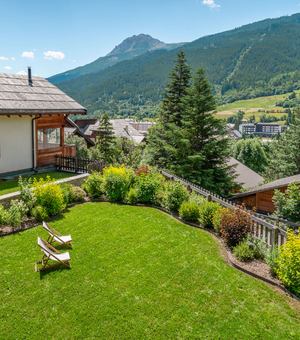 Magnifique pelouse face aux montagne des Ecrins dans les hautes-Alpes