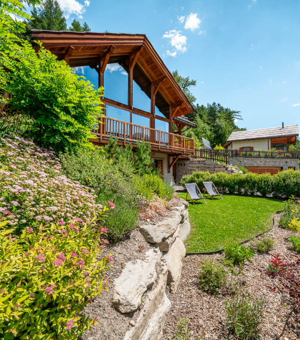 Massifs paysagers dans un beau jardin de montagne réalisé par Concept Jardin à Monêtier-les-Bains
