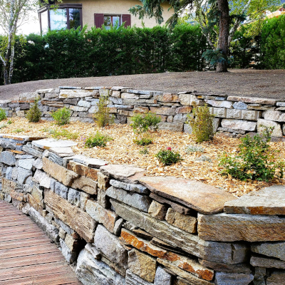 Chalet de montagne en bois au milieu d'une belle pelouse bien verte